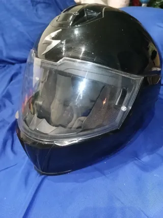 Casco de moto negro Scorpion