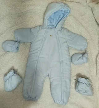 Tutina azzurra per neonato con manopole e scarpette