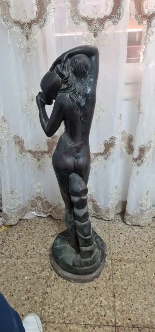 Estatua de mujer con cántaro