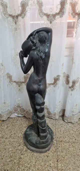 Estatua de mujer con cántaro