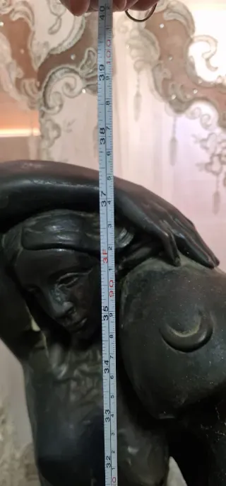 Estatua de mujer con cántaro