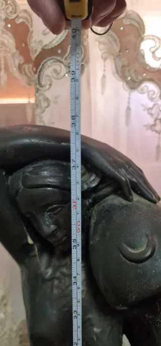 Estatua de mujer con cántaro