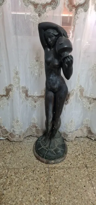 Estatua de mujer con cántaro