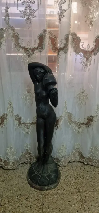Estatua de mujer con cántaro