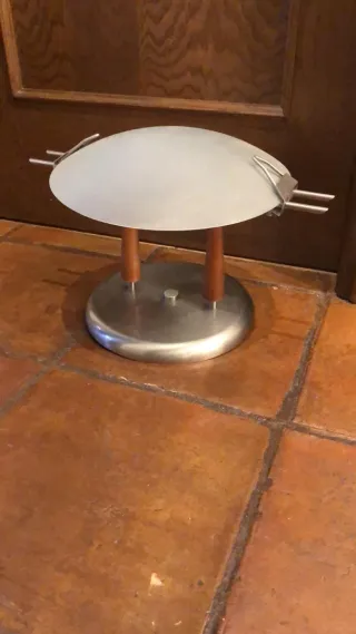 Lámpara de mesa moderna metal y madera