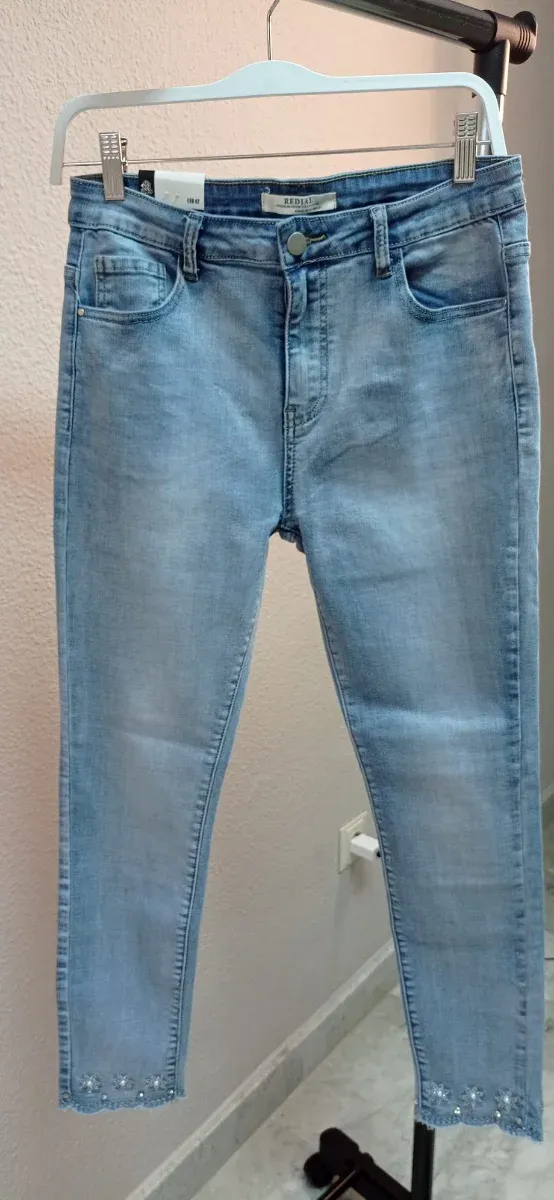 Pantalón vaquero claro con pedrería