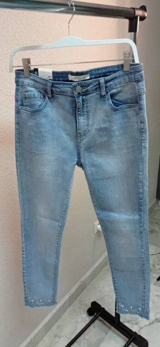 Pantalón vaquero claro con pedrería