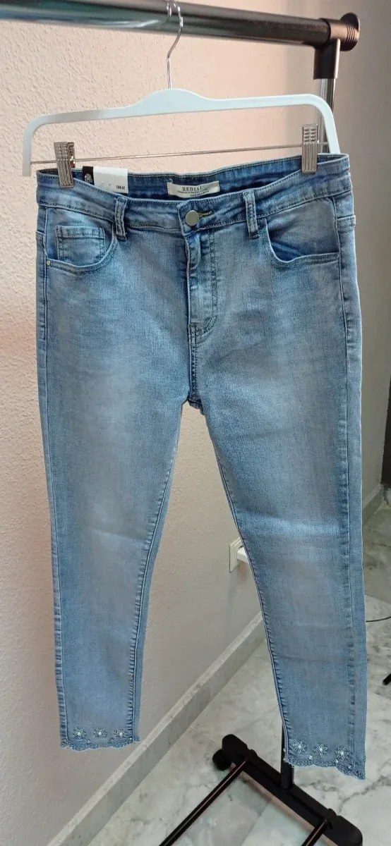 Pantalón vaquero claro con pedrería