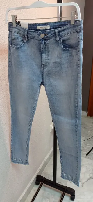 Pantalón vaquero claro con pedrería