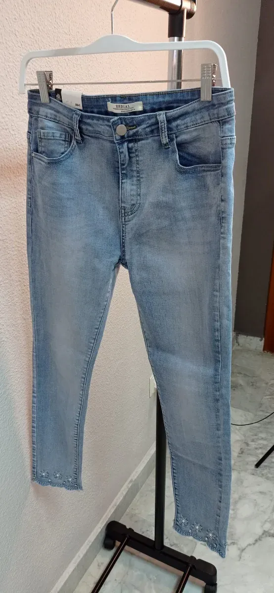 Pantalón vaquero claro con pedrería