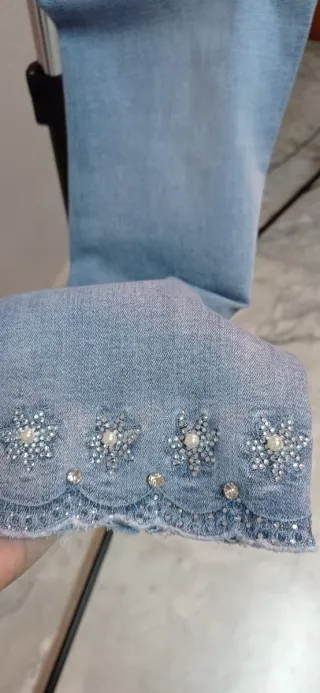 Pantalón vaquero claro con pedrería