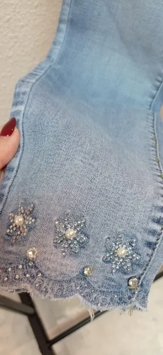 Pantalón vaquero claro con pedrería