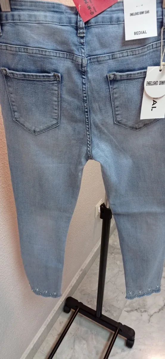 Pantalón vaquero claro con pedrería