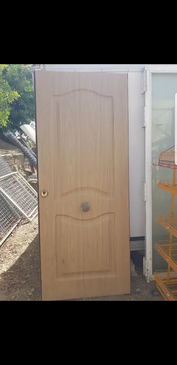 Puerta de entrada de imitación madera
