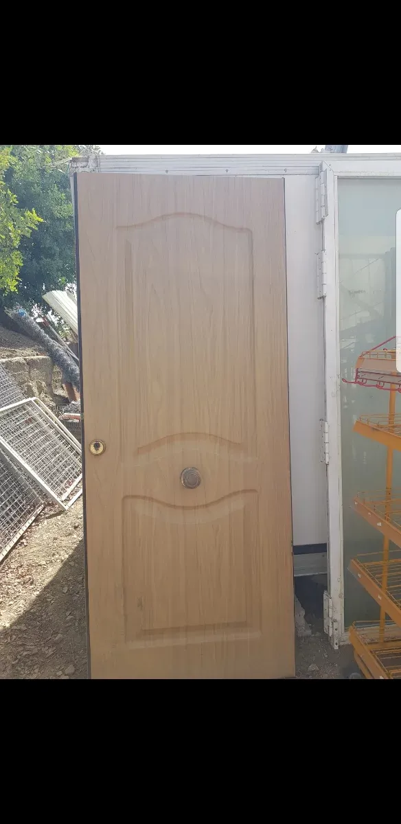 Puerta de entrada de imitación madera