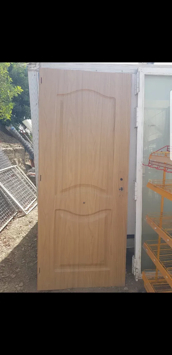 Puerta de entrada de imitación madera