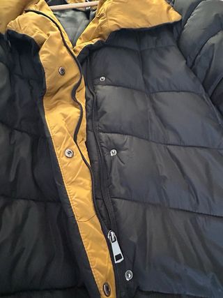 Abrigo plumífero largo negro y amarillo