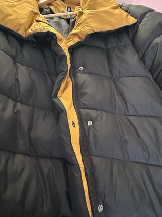 Abrigo plumífero largo negro y amarillo