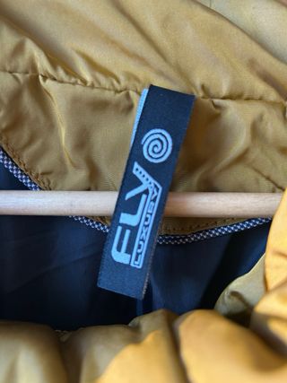 Abrigo plumífero largo negro y amarillo