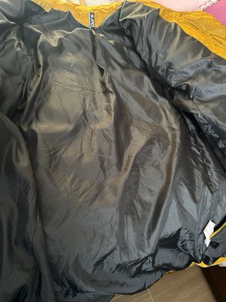 Abrigo plumífero largo negro y amarillo