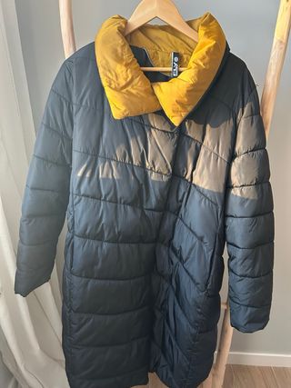 Abrigo plumífero largo negro y amarillo