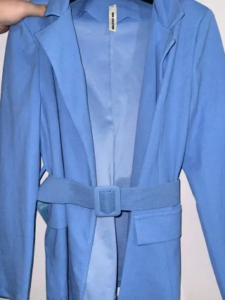 Traje de chaqueta azul con cinturón