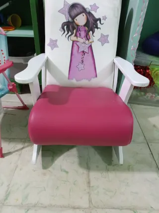 Mecedora infantil con diseño de niña y estrellas