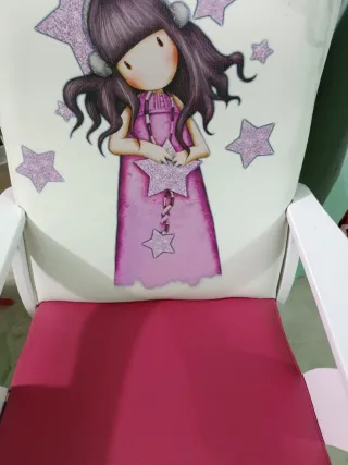 Mecedora infantil con diseño de niña y estrellas