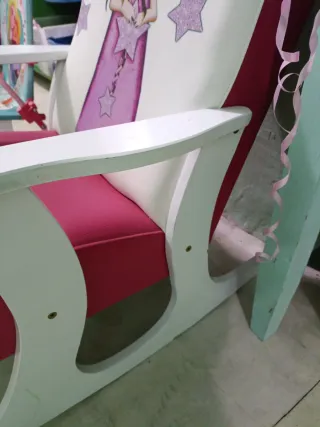 Mecedora infantil con diseño de niña y estrellas