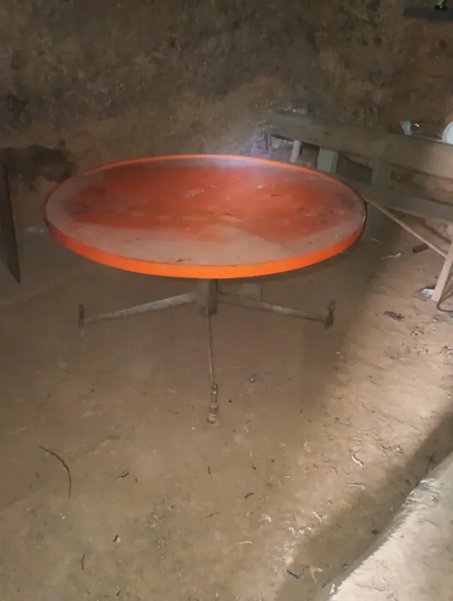 Mesa giratoria de metal naranja