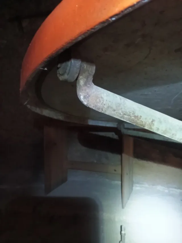 Mesa giratoria de metal naranja