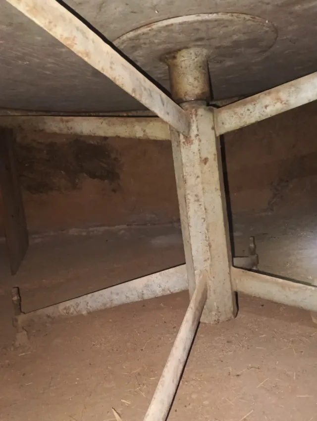 Mesa giratoria de metal naranja