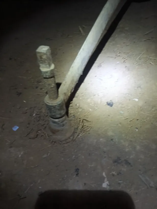 Mesa giratoria de metal naranja