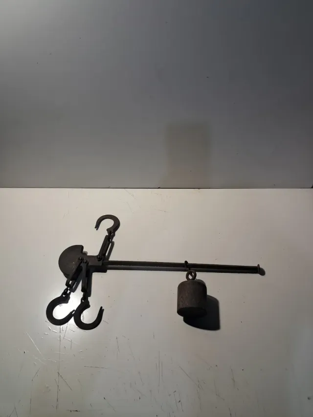 Vecchia bilancia romana in metallo