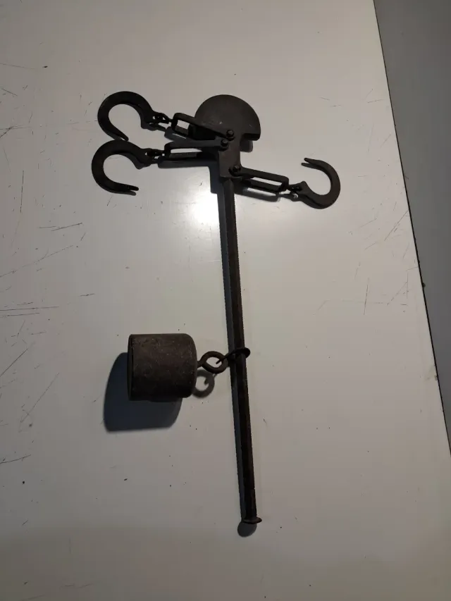 Vecchia bilancia romana in metallo