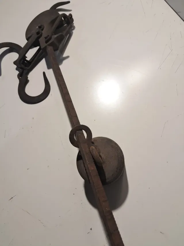 Vecchia bilancia romana in metallo