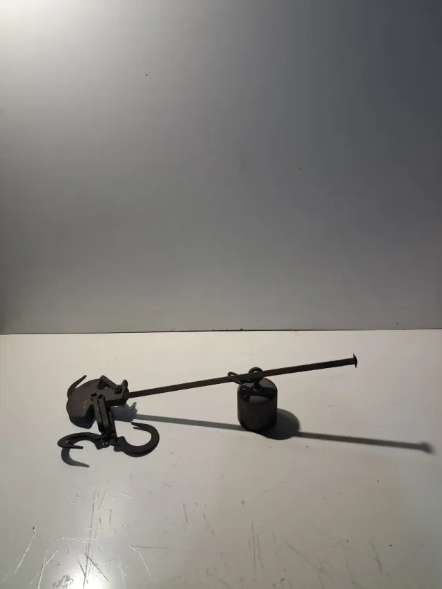 Vecchia bilancia romana in metallo