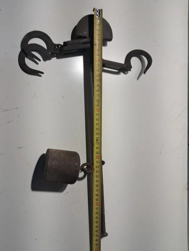 Vecchia bilancia romana in metallo