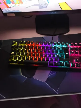Teclado mecánico RGB – En buen estado