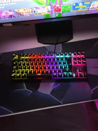Teclado mecánico RGB – En buen estado