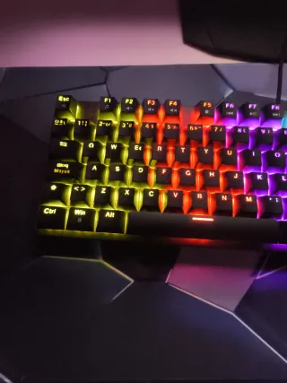 Teclado mecánico RGB – En buen estado