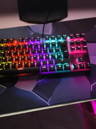 Teclado mecánico RGB – En buen estado