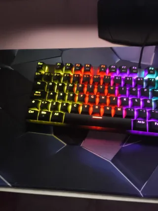 Teclado mecánico RGB – En buen estado
