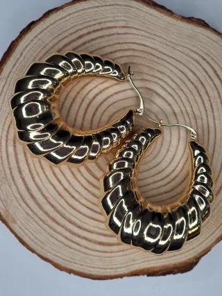 Candongas doradas con diseño