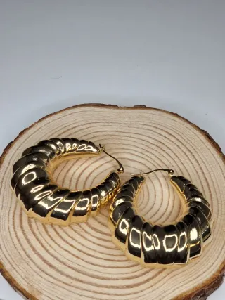 Candongas doradas con diseño