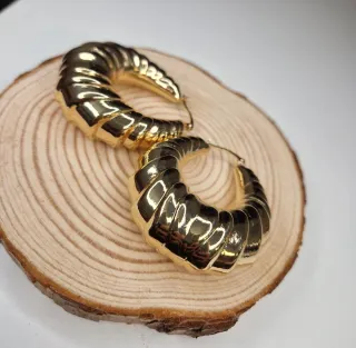 Candongas doradas con diseño