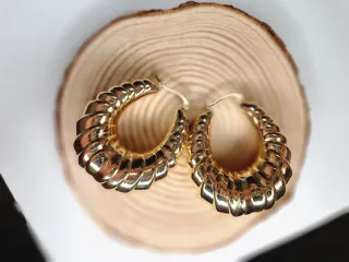 Candongas doradas con diseño