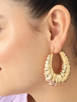 Candongas doradas con diseño