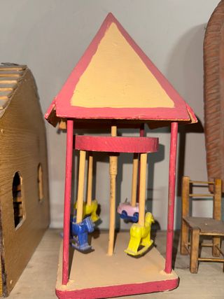 Tiovivo de madera con caballos