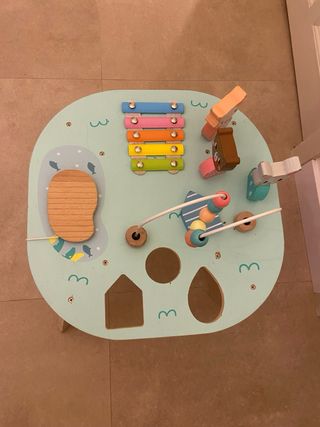 Mesa de actividades para bebé de madera